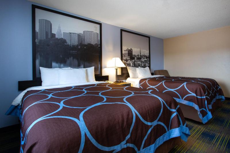 Queen Room with Two Queen Beds - Non-Smoking image 4
