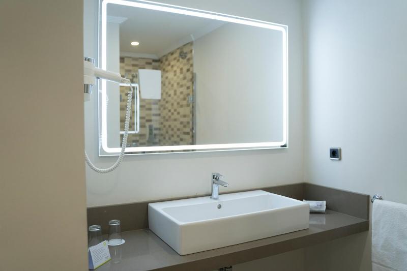 Hotel Sercotel Tres Luces - image 42