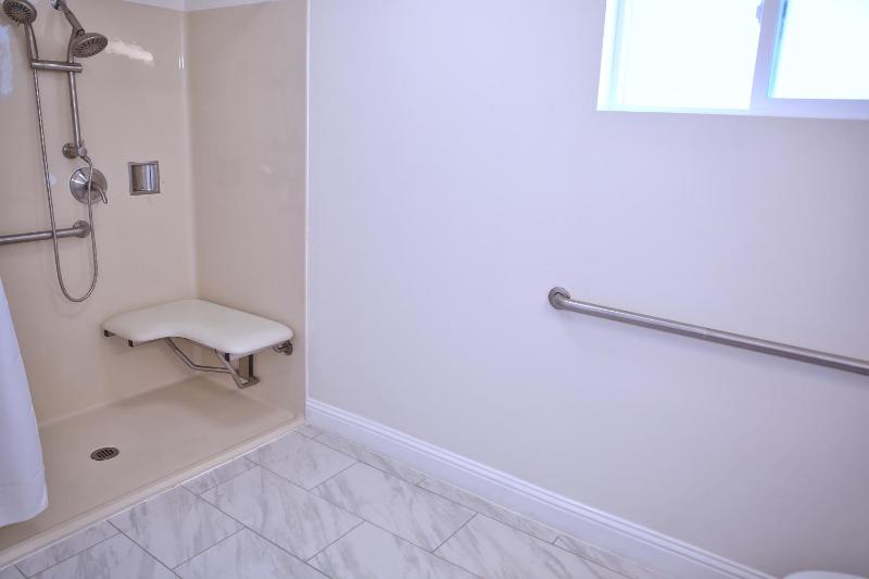 King Suite - Disability Access/Non-Smoking image 2