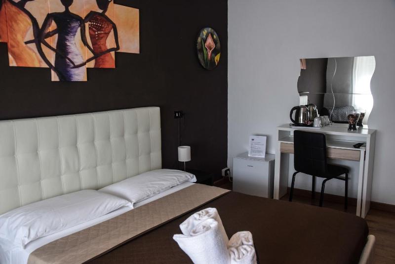 Double or Twin Room image 3