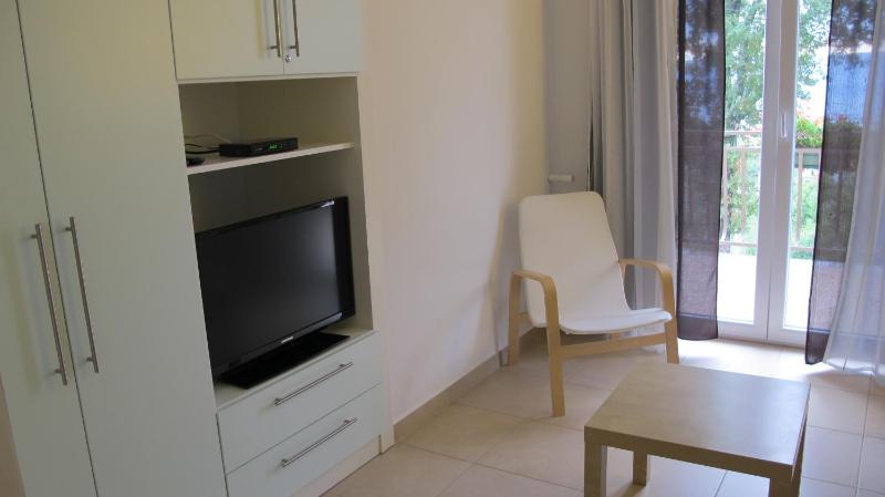 One-Bedroom Apartment with Balcony and Sea View image 4