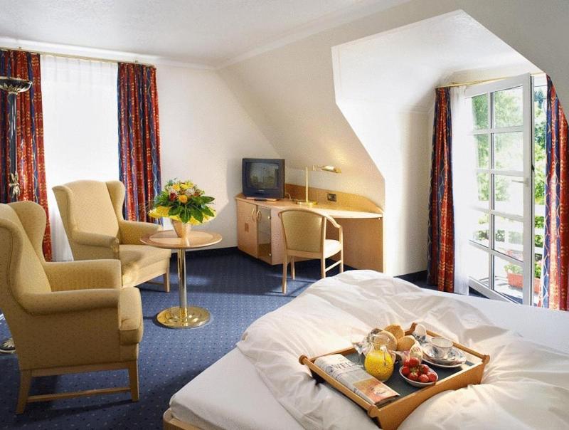 Classic Double Room image 2