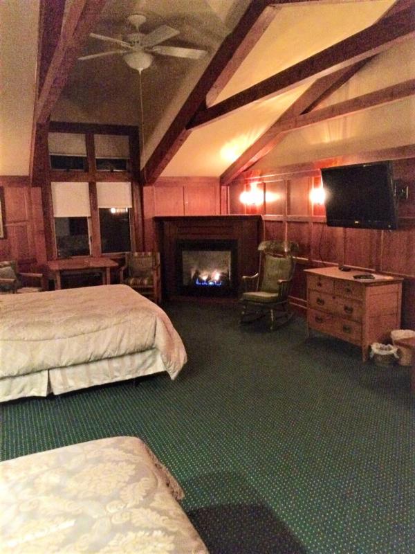 Quadruple Room with Bathroom image 1