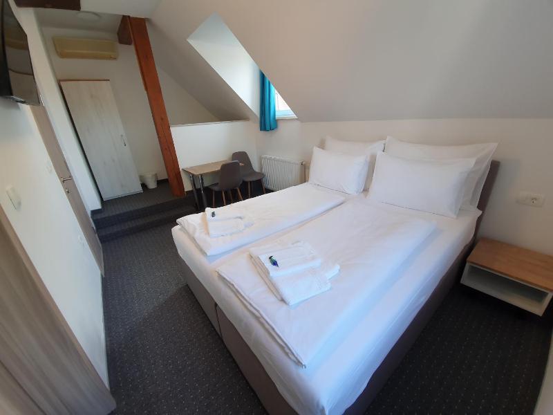 Deluxe Double Room with Extra Bed image 3