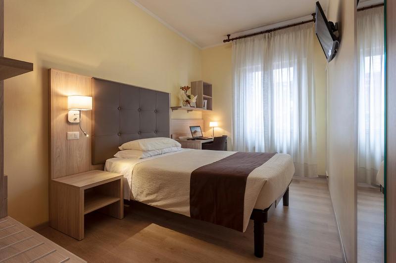 Single Room with French Bed image 1