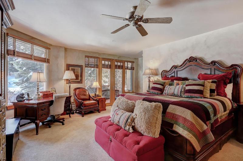 Gorgeous Corner 3Br- Ski in out Access and 3 Decks! - image 9
