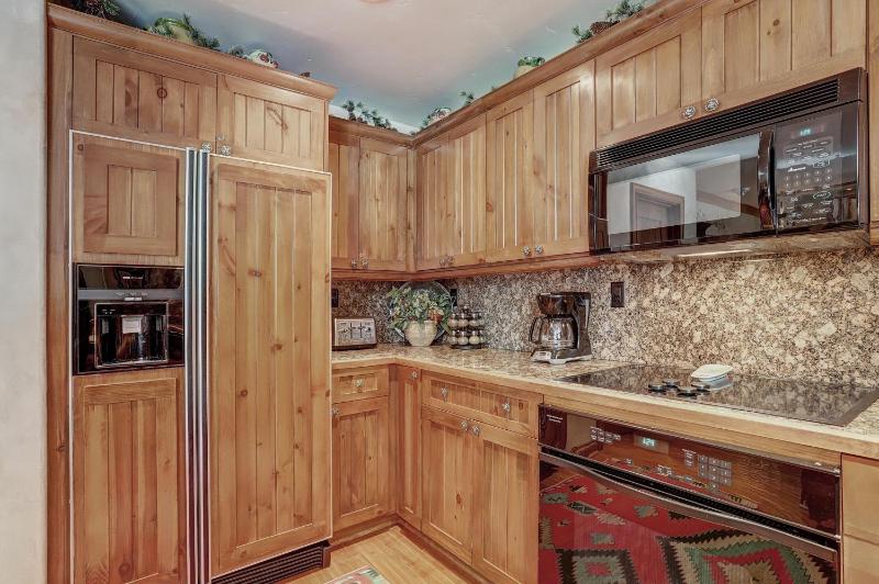 Gorgeous Corner 3Br- Ski in out Access and 3 Decks! - image 3