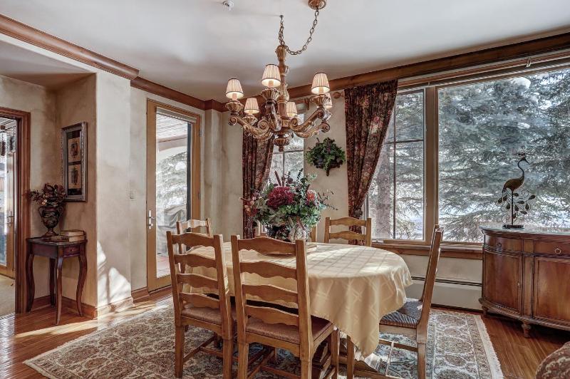 Gorgeous Corner 3Br- Ski in out Access and 3 Decks! - image 32