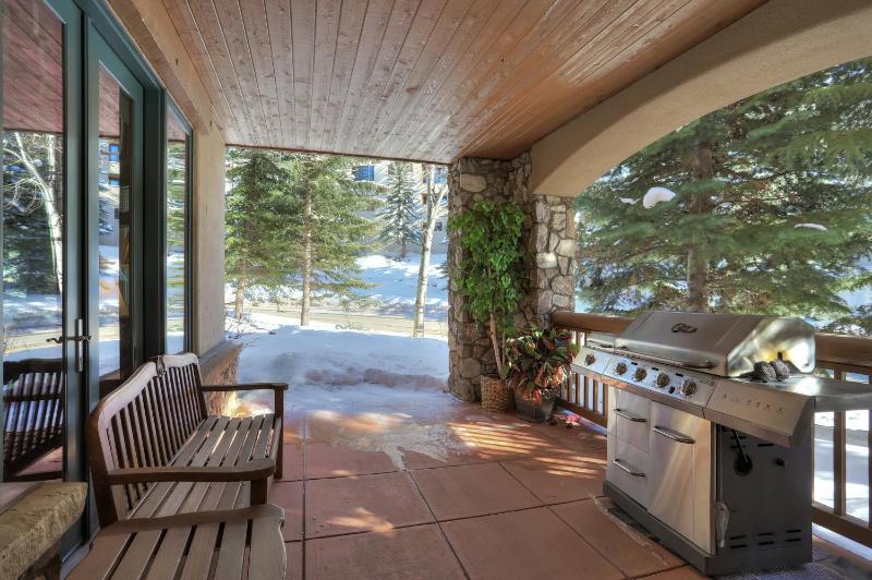 Gorgeous Corner 3Br- Ski in out Access and 3 Decks! - image 31