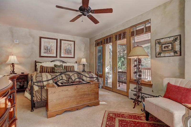 Gorgeous Corner 3Br- Ski in out Access and 3 Decks! - image 26