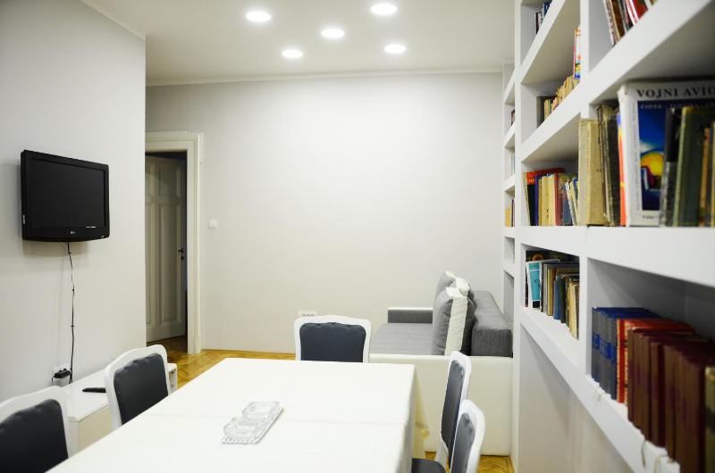 Downtown apartment in walk zone with 3 bedrooms and free parking - image 7