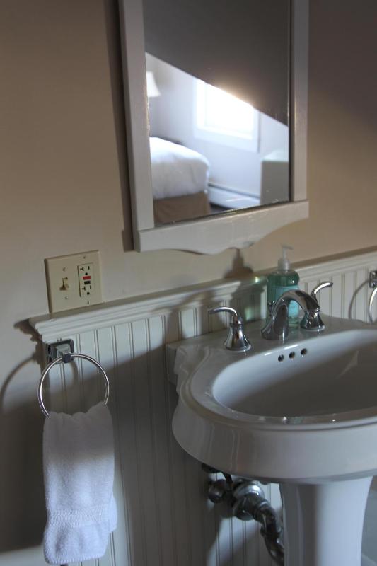 Standard Queen Room image 4