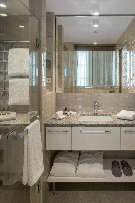 Signature Double Room with Side Sea View image 4