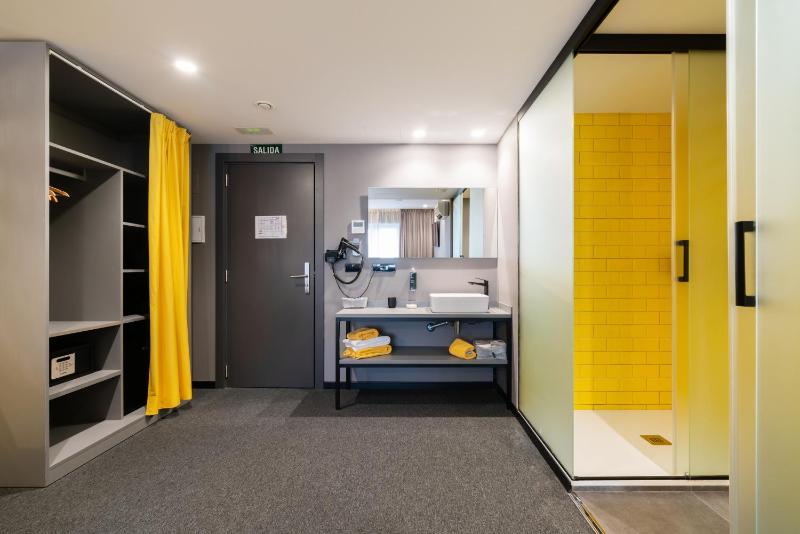 Deluxe Double Room with Extra Bed image 3