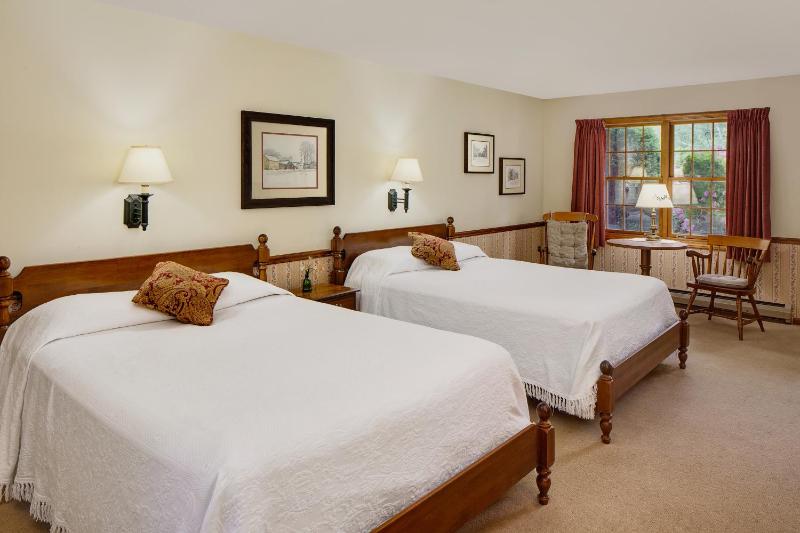 Deluxe Queen Room with Two Queen Beds (Manchester)