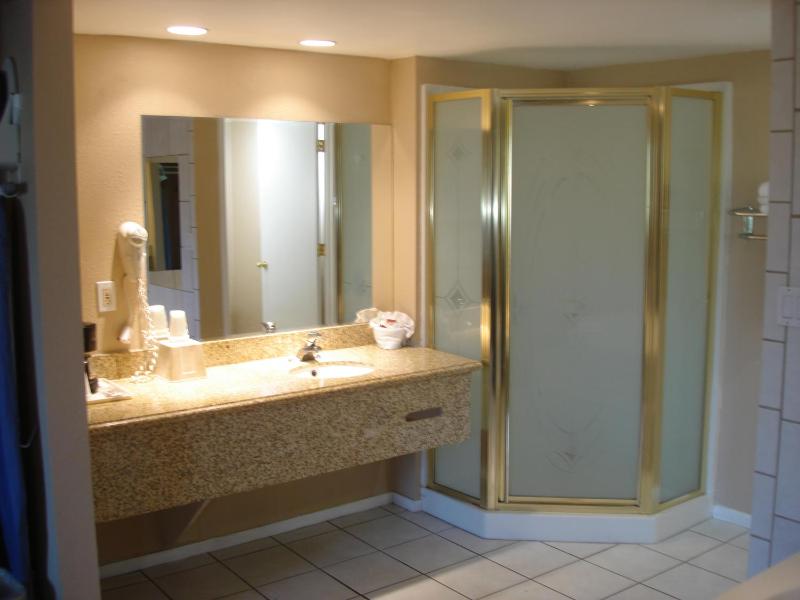 Queen Room with Two Queen Beds - Non-Smoking image 2