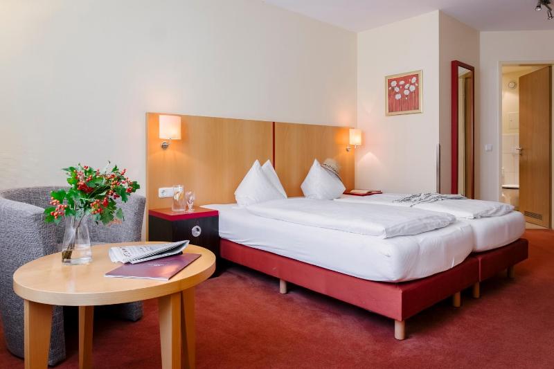 Standard Double Room image 3