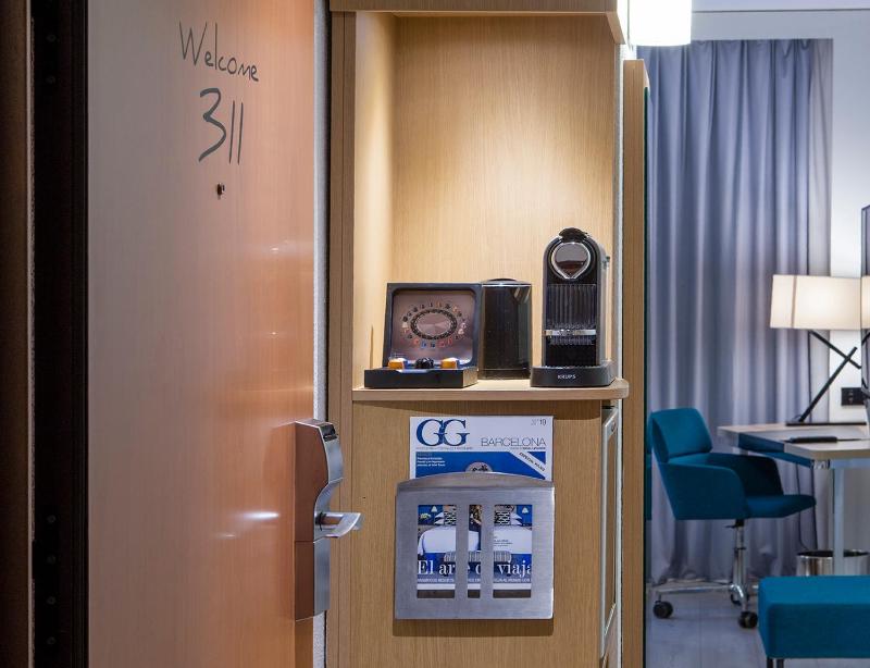 Executive Room with 1 Queen bed image 4