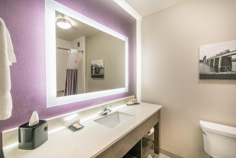 Queen Room with Two Queen Beds - Non-Smoking image 2