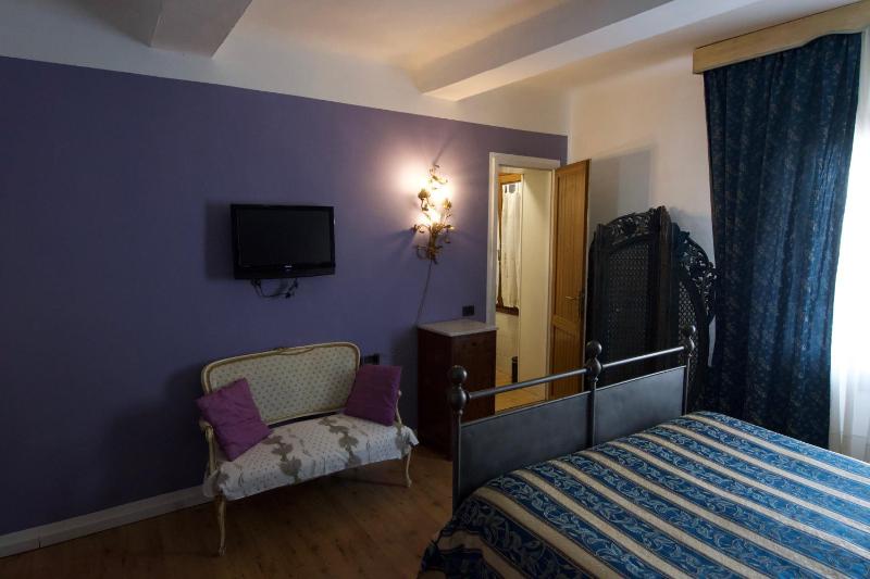 Classic Double Room image 4