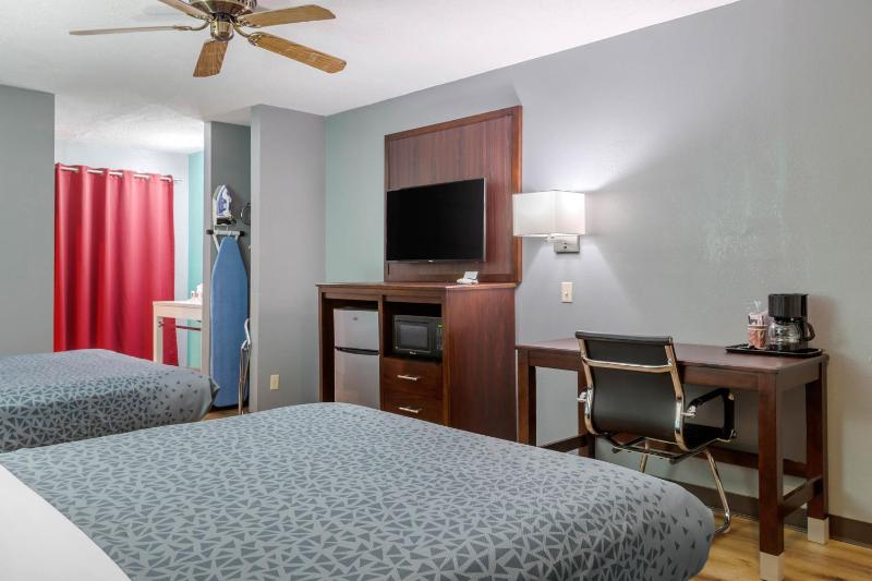 Queen Room with Two Queen Beds - Non-Smoking image 3