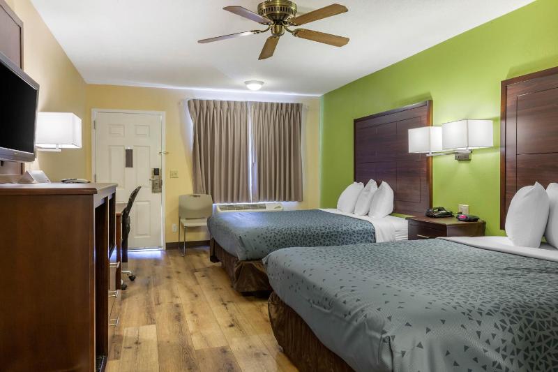 Queen Room with Two Queen Beds image 2