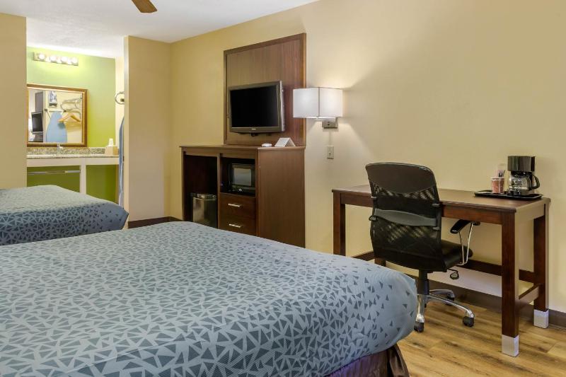 Queen Room with Two Queen Beds image 3