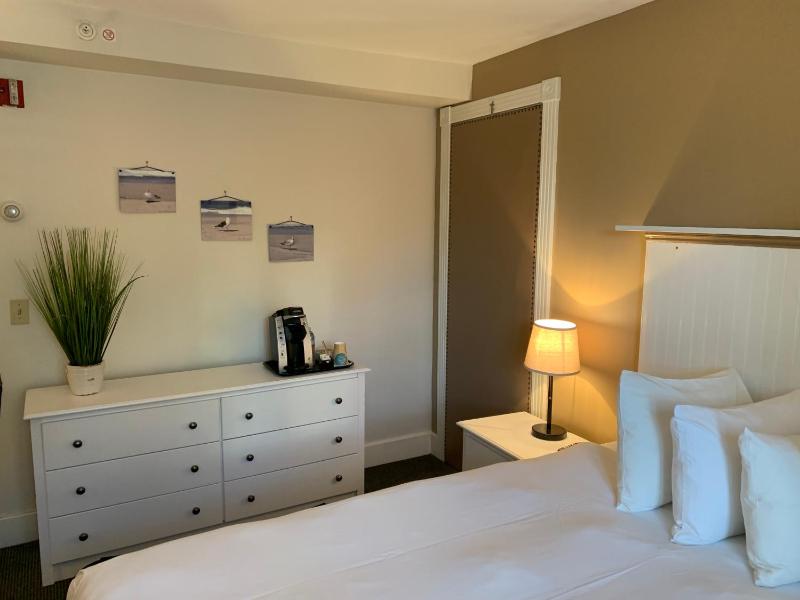 Standard Queen Room image 3