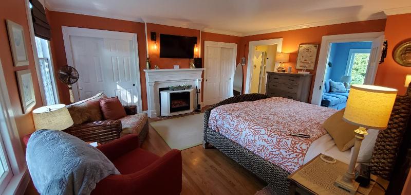 Deluxe King Room image 3