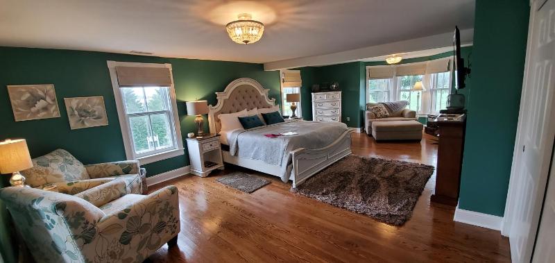 Deluxe King Room image 3