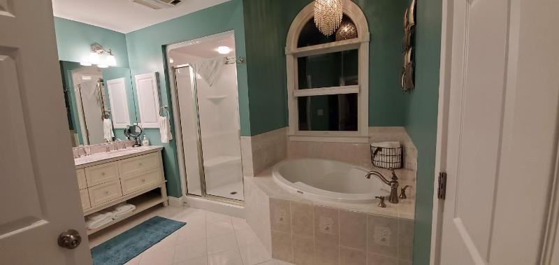 Deluxe King Room image 2