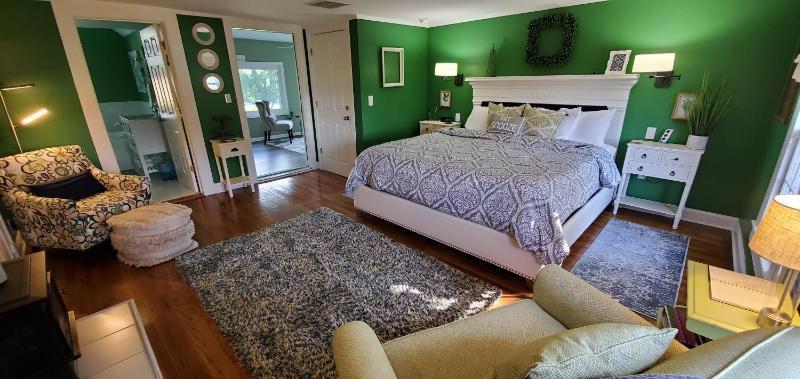 Deluxe King Room image 3
