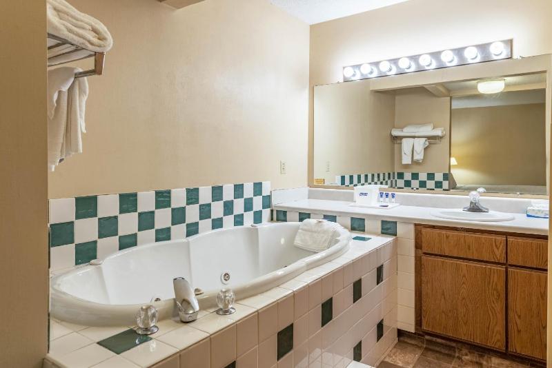 Deluxe King Suite with Spa Bath- Non Smoking image 2