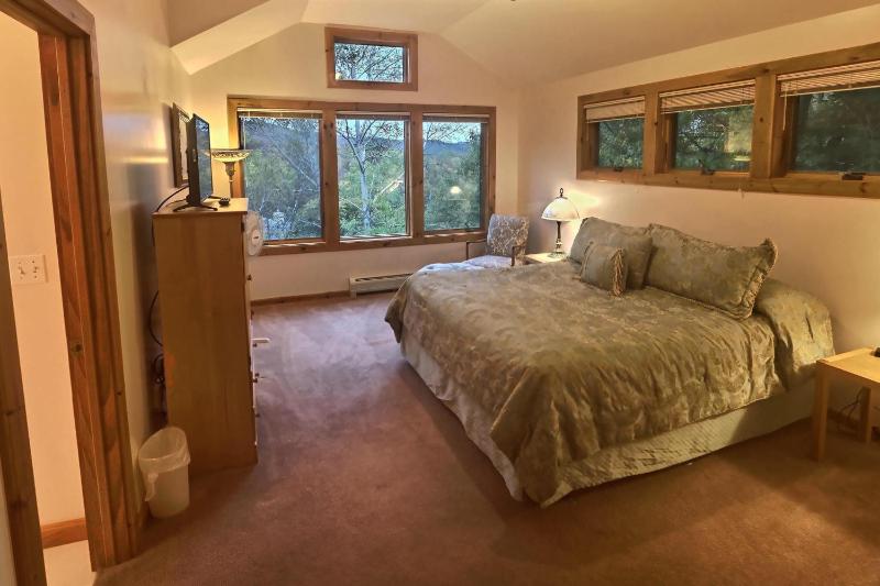 Three-Bedroom Deluxe Suite image 4