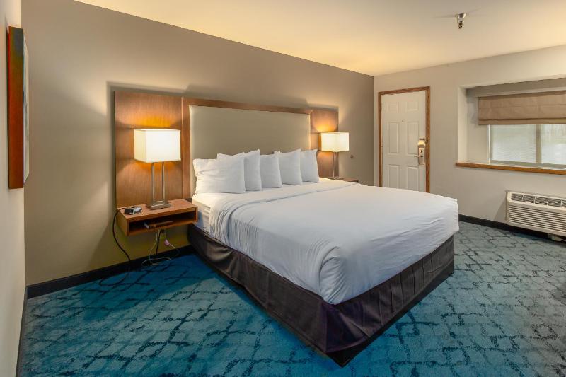Standard King Room image 2