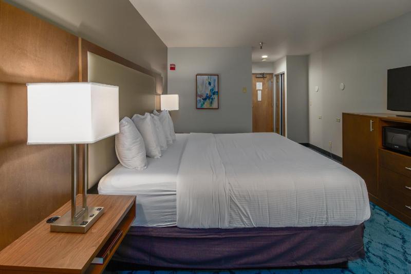Standard King Room image 3