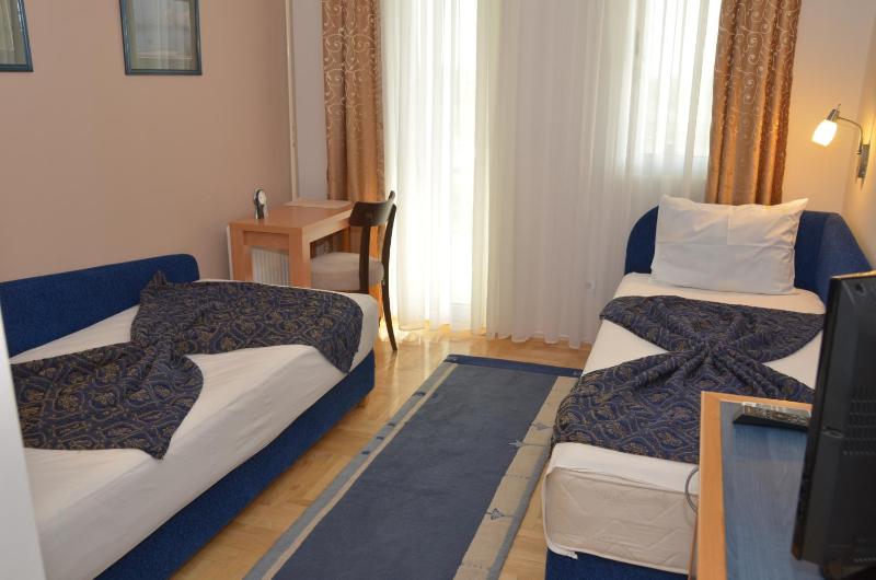 Twin Room with Balcony image 3