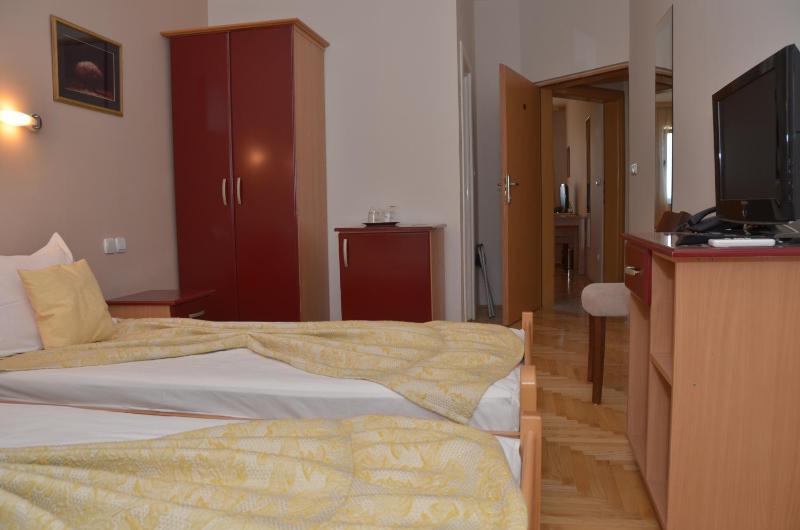 Standard Twin Room image 3