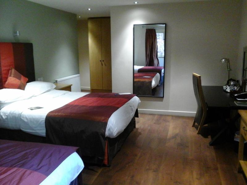 Large Family Room image 2