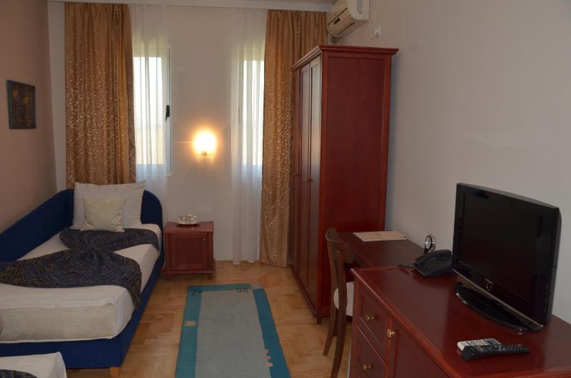 Standard Twin Room image 4