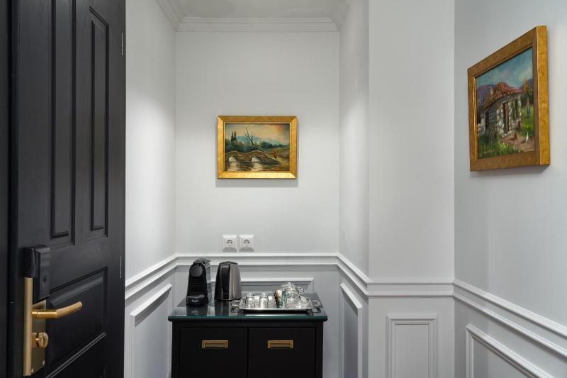 Deluxe Double Room with Balcony image 3