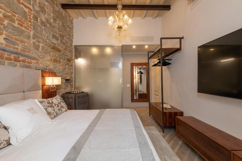 Leonardo - Deluxe King Suite with Duomo View image 3