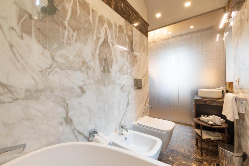 Leonardo - Deluxe King Suite with Duomo View image 4