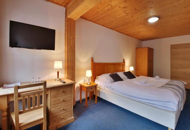 Double Room with Extra Bed image 2