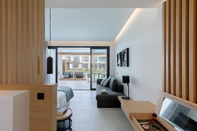 Superior Swim up Suite image 3