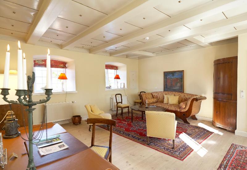Family Room image 4