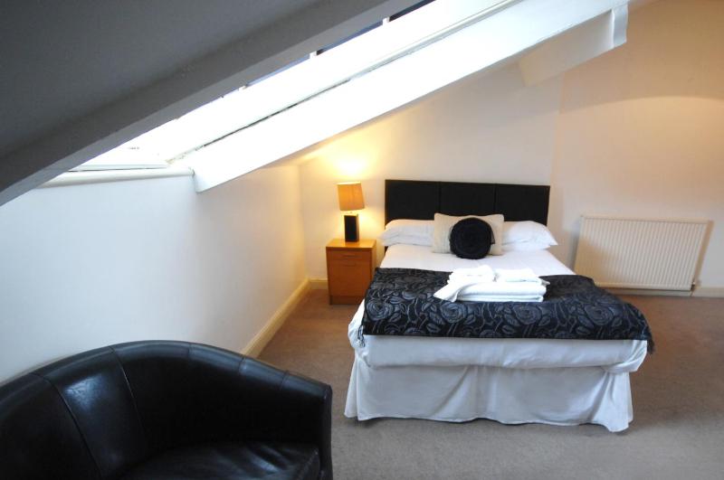 Small Double Room image 4
