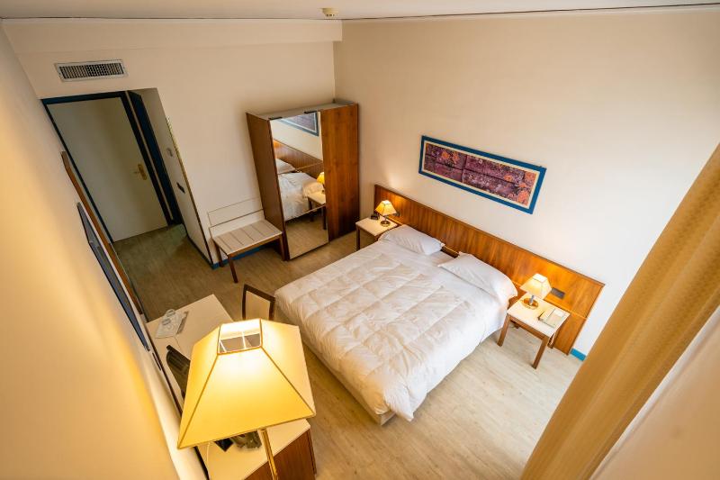 Queen Room image 2