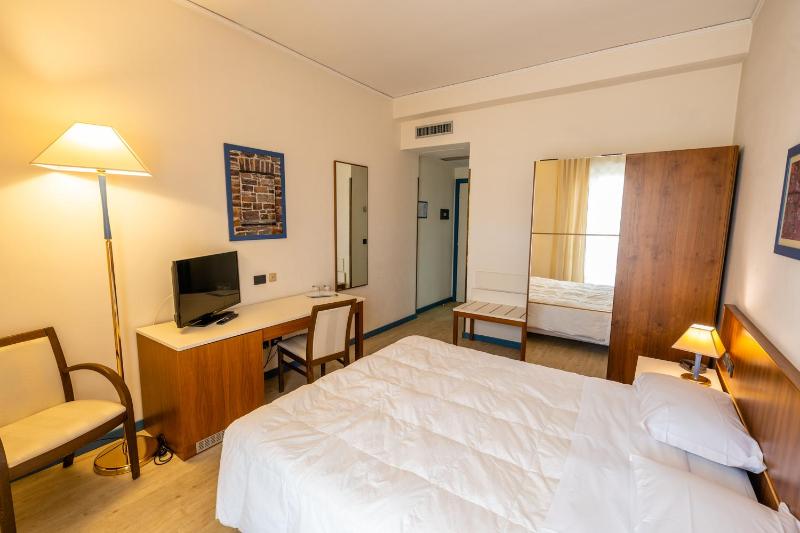 Standard Triple Room image 3