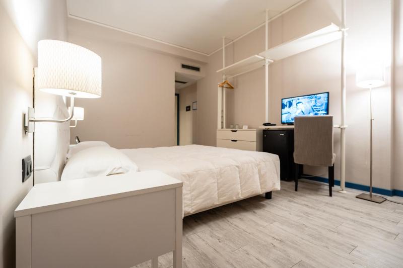 Double Room image 4